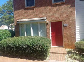 110 Holcomb Ferry Rd in Roswell, GA - Building Photo