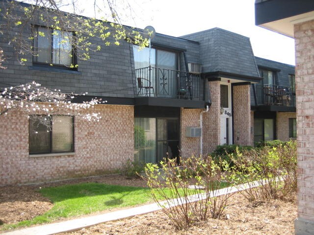 845 Westmoreland Dr in Vernon Hills, IL - Building Photo