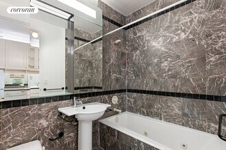 250 E 54th St in New York, NY - Building Photo - Building Photo