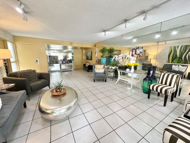 2055 E Broadway in Long Beach, CA - Building Photo - Building Photo