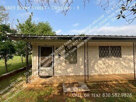 1609 Berry St in Llano, TX - Building Photo