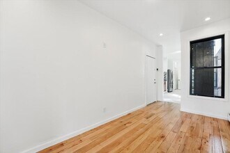 138 Leonard St in Jersey City, NJ - Foto de edificio - Building Photo
