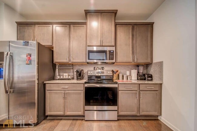 882 Ambient Way SW in Atlanta, GA - Foto de edificio - Building Photo