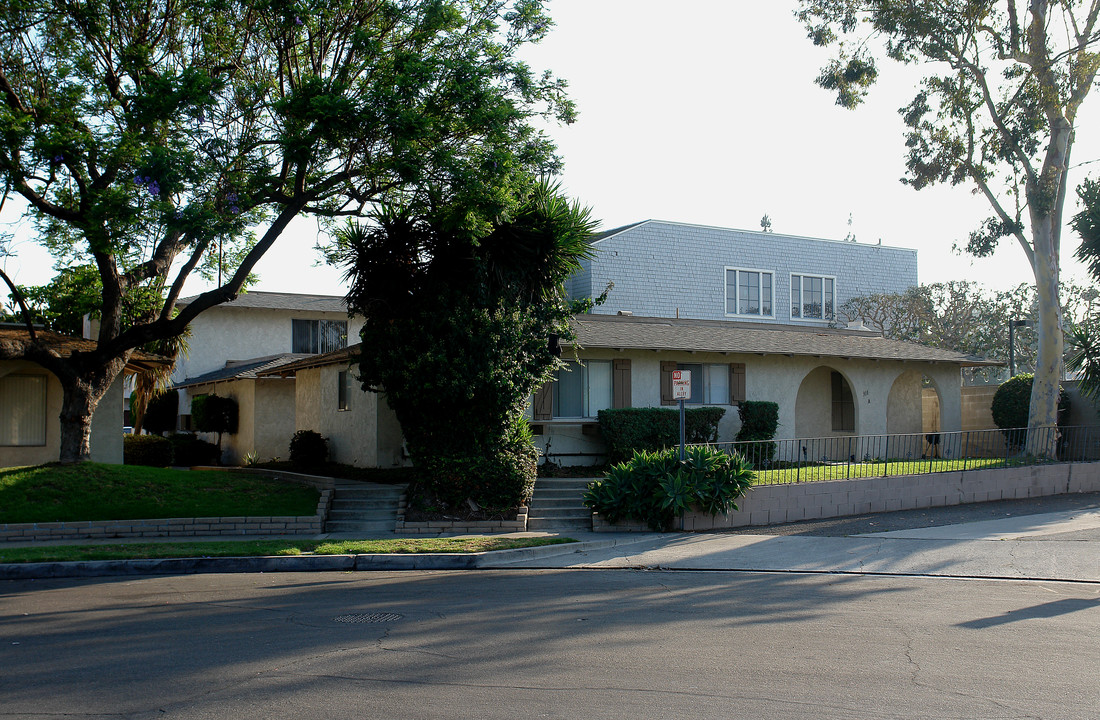 311 W Tularosa Ave in Orange, CA - Foto de edificio