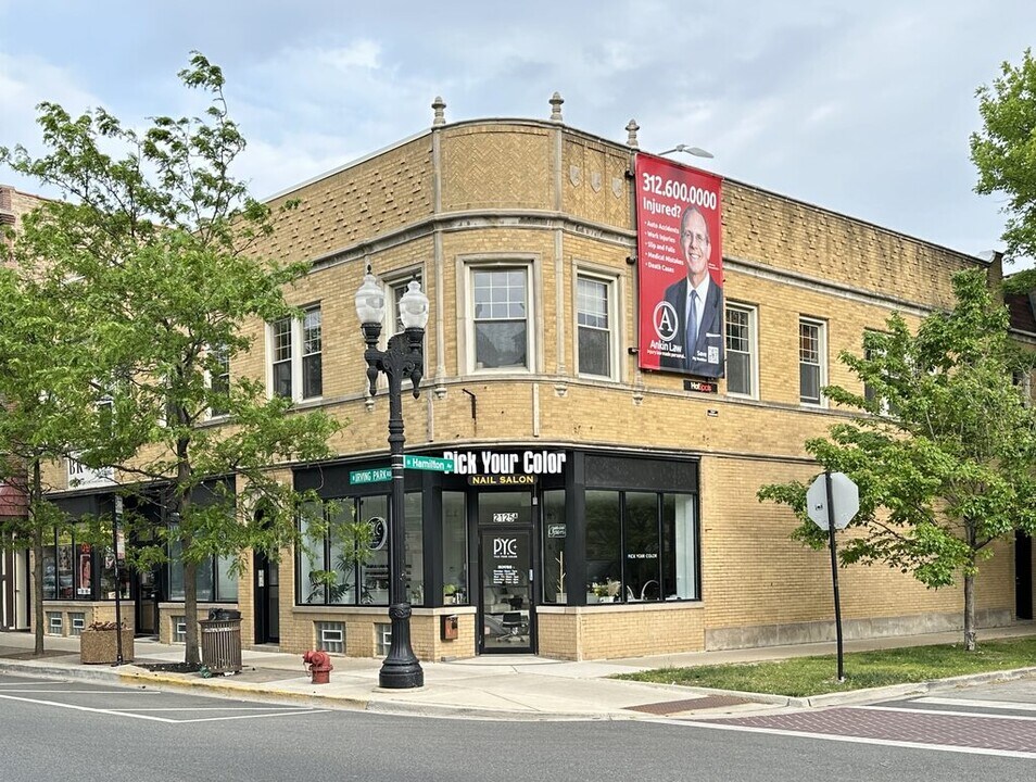 2121 W Irving Park Rd in Chicago, IL - Building Photo