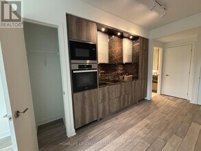 11 Yorkville Ave in Toronto, ON - Building Photo - Building Photo