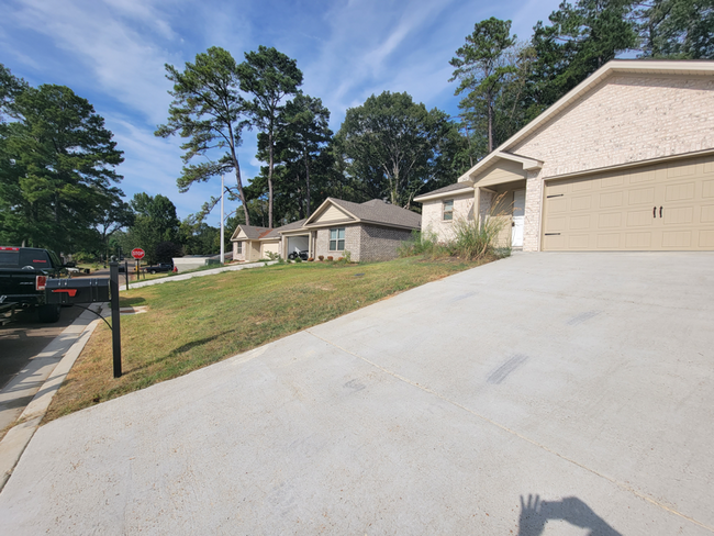 242 Skylane Dr in Pearl, MS - Building Photo - Building Photo
