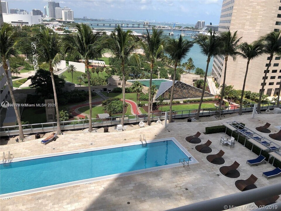 325 S Biscayne Blvd, Unit 1716 in Miami, FL - Building Photo