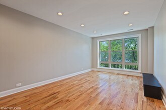 1446 W Pensacola Ave, Unit 1st in Chicago, IL - Foto de edificio - Building Photo