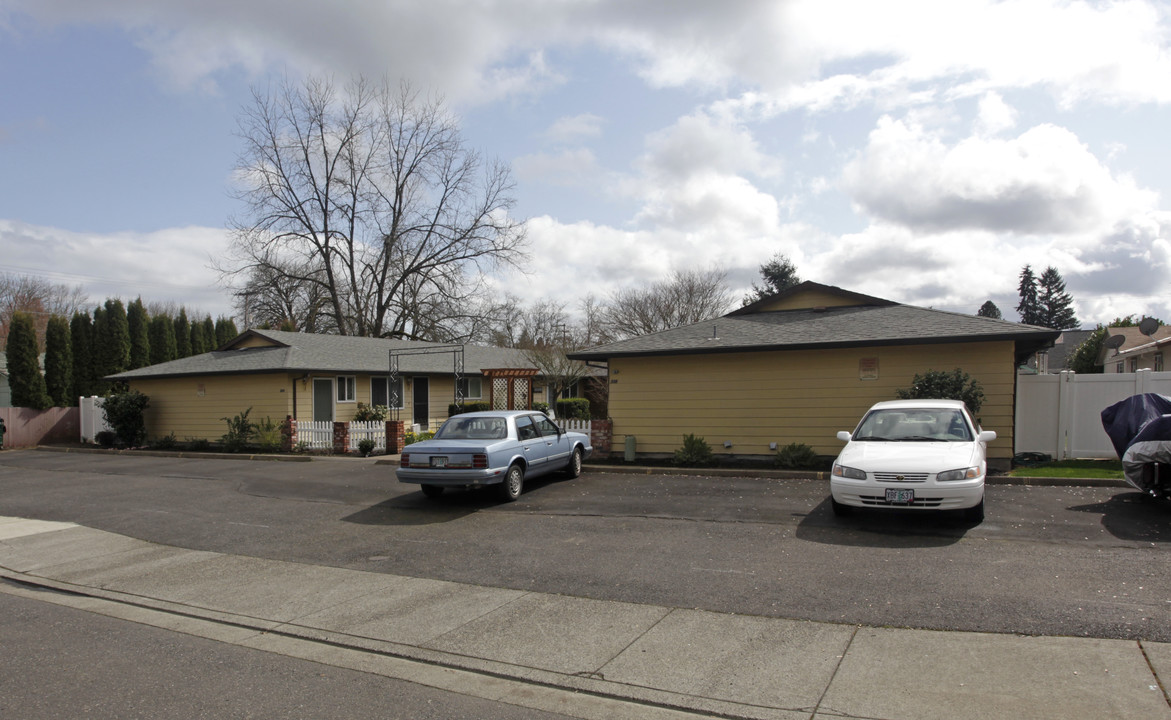 Donna's Place in Forest Grove, OR - Foto de edificio