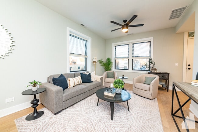 2022 W Montrose Ave, Unit 1A in Chicago, IL - Foto de edificio - Building Photo