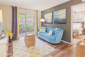 Fairway View in Hialeah, FL - Foto de edificio - Building Photo