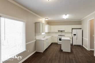 571 Hilton Ave in Lawrenceville, GA - Foto de edificio - Building Photo