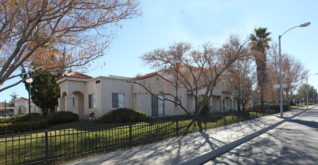 Desert Colony Townhomes in Lancaster, CA - Foto de edificio - Building Photo