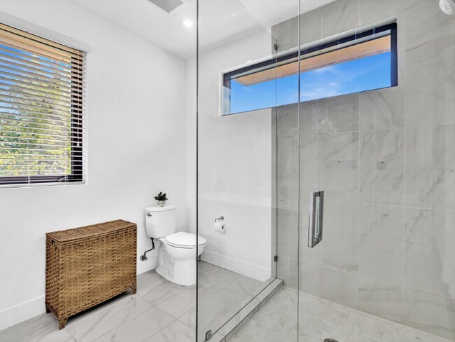 4110 N Oak Pl in Dania Beach, FL - Building Photo - Building Photo