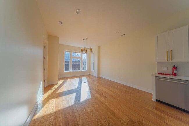 2420 N Geneva Terrace in Chicago, IL - Building Photo - Building Photo