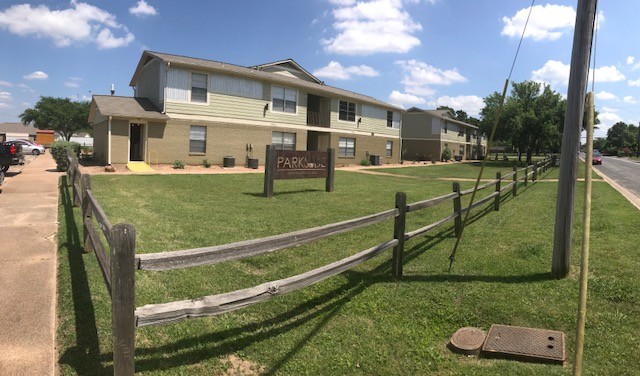 Parkside Apartments in Giddings, TX - Foto de edificio