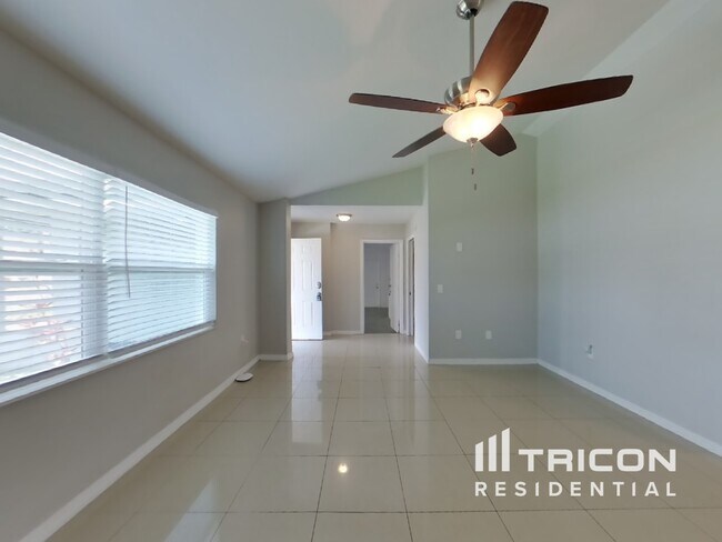 524 Elmwood Ct in Kissimmee, FL - Foto de edificio - Building Photo