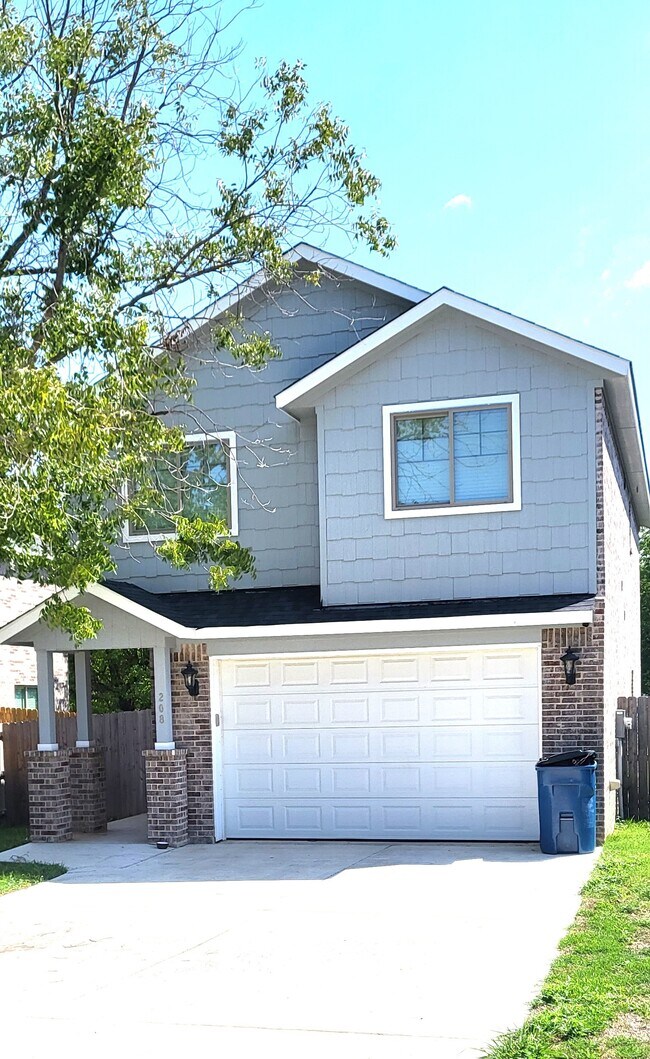 208 N Friou St Rentals in Alvarado, TX