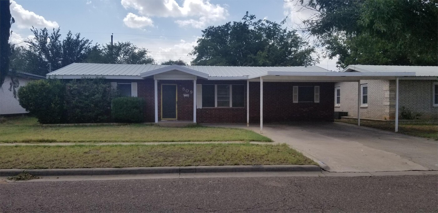 809 NW 10th St in Andrews, TX - Building Photo