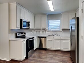 129 N Point Dr in Krum, TX - Foto de edificio - Building Photo