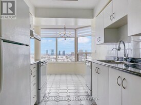 700 Constellation Dr in Mississauga, ON - Building Photo