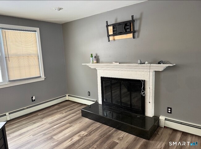 143 Maple Ave in Bristol, CT - Foto de edificio - Building Photo