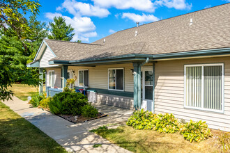 Pinewood Village Townhomes in Waukee, IA - Foto de edificio - Building Photo