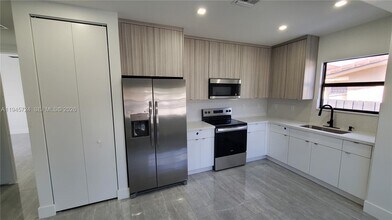 40 SW 34th Ave in Miami, FL - Foto de edificio - Building Photo