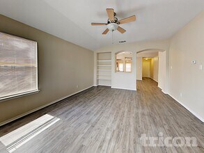 242 Hallie Pass in San Antonio, TX - Foto de edificio - Building Photo