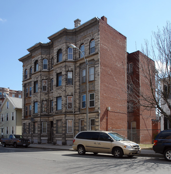 Alba in Holyoke, MA - Foto de edificio