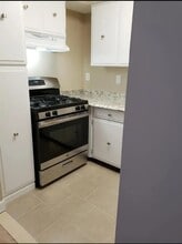 9907 Blundon Dr, Unit 302 in Silver Spring, MD - Foto de edificio - Building Photo