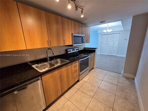 7501 E Treasure Dr, Unit 1A in North Bay Village, FL - Building Photo - Building Photo