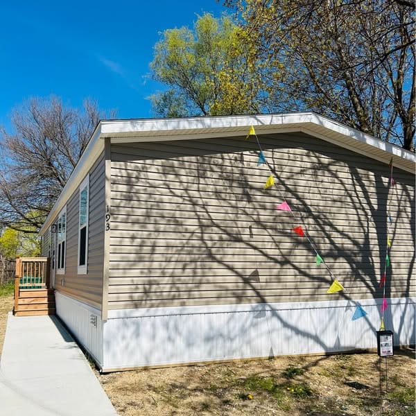 property at 193 Lakeshore Cir