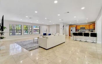 2080 NE 205th St in Miami, FL - Building Photo - Building Photo