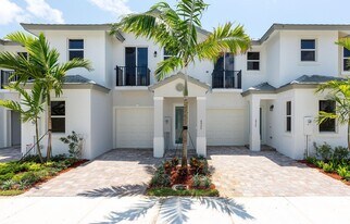 6919 Pines Cir in Coconut Creek, FL - Building Photo