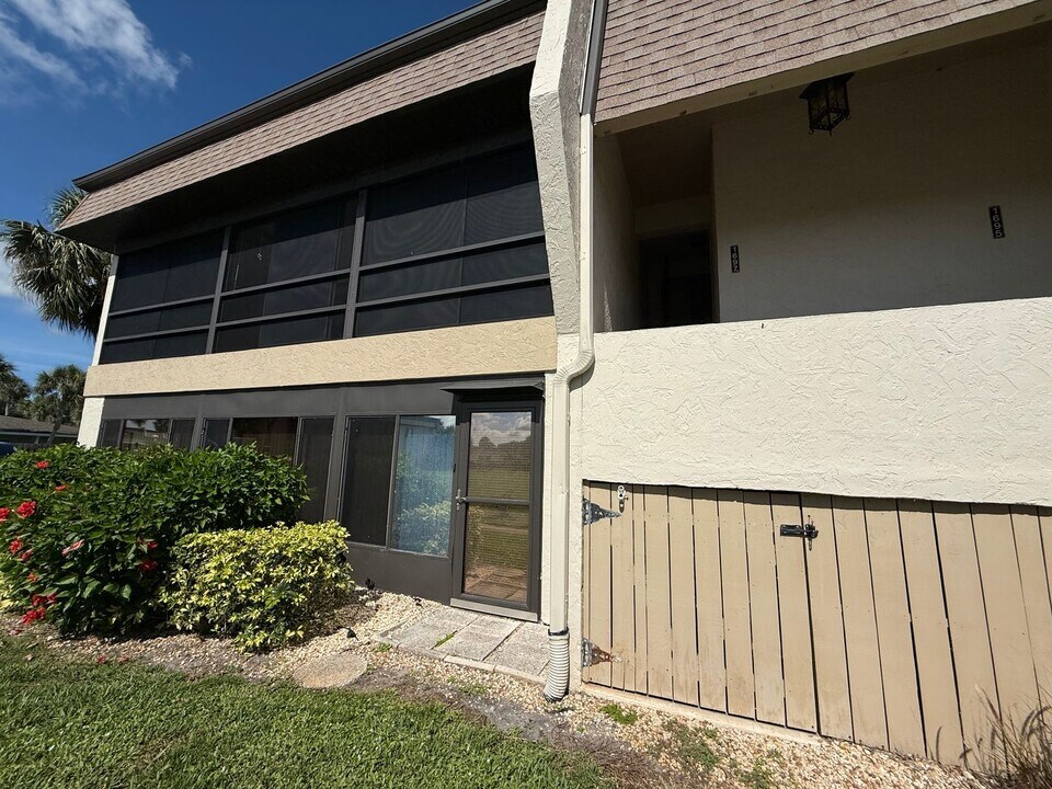 1697 Northampton St in Venice, FL - Building Photo