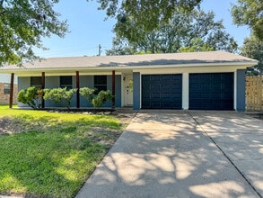 718 Alyse St in Deer Park, TX - Building Photo - Building Photo
