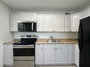 2500 Johnson St in Hollywood, FL - Building Photo - Building Photo