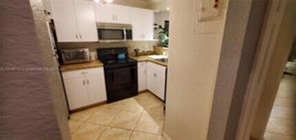 110 Royal Park Dr, Unit 1H in Oakland Park, FL - Foto de edificio - Building Photo