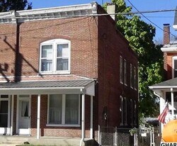 630 N West St in Carlisle, PA - Building Photo