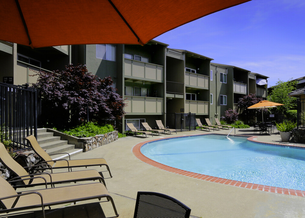 Town House Plaza in Castro Valley, CA - Foto de edificio