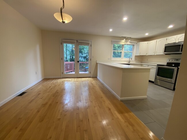 1047 Washington St in Newton, MA - Building Photo - Building Photo