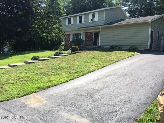 53 Tamarack Trail in Saratoga Springs, NY - Foto de edificio - Building Photo