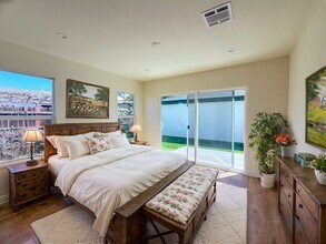 12542 Emelita St in Los Angeles, CA - Building Photo - Building Photo