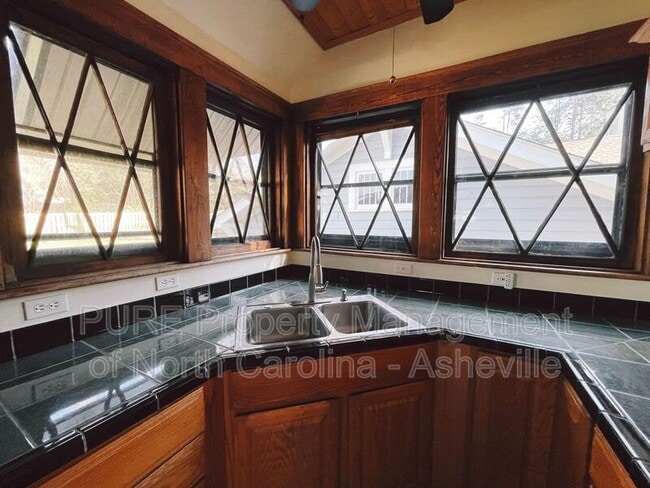 114 Hillside St in Asheville, NC - Building Photo - Building Photo