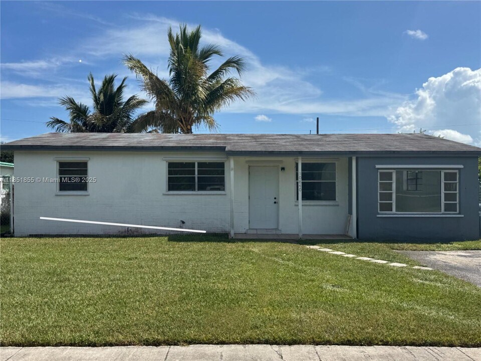 10840 SW 222nd Dr in Miami, FL - Building Photo