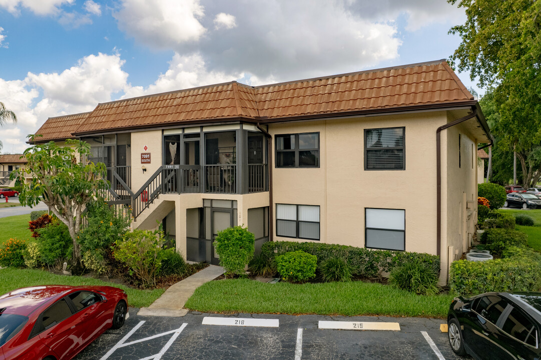 Lucerne Lakes Golf Colony Condos in Lake Worth, FL - Foto de edificio