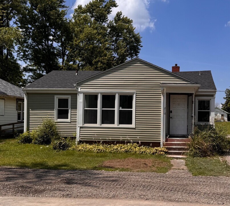 210 E Charles St in Marion, IL - Building Photo