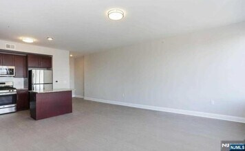 555 10th St in Palisades Park, NJ - Building Photo - Building Photo